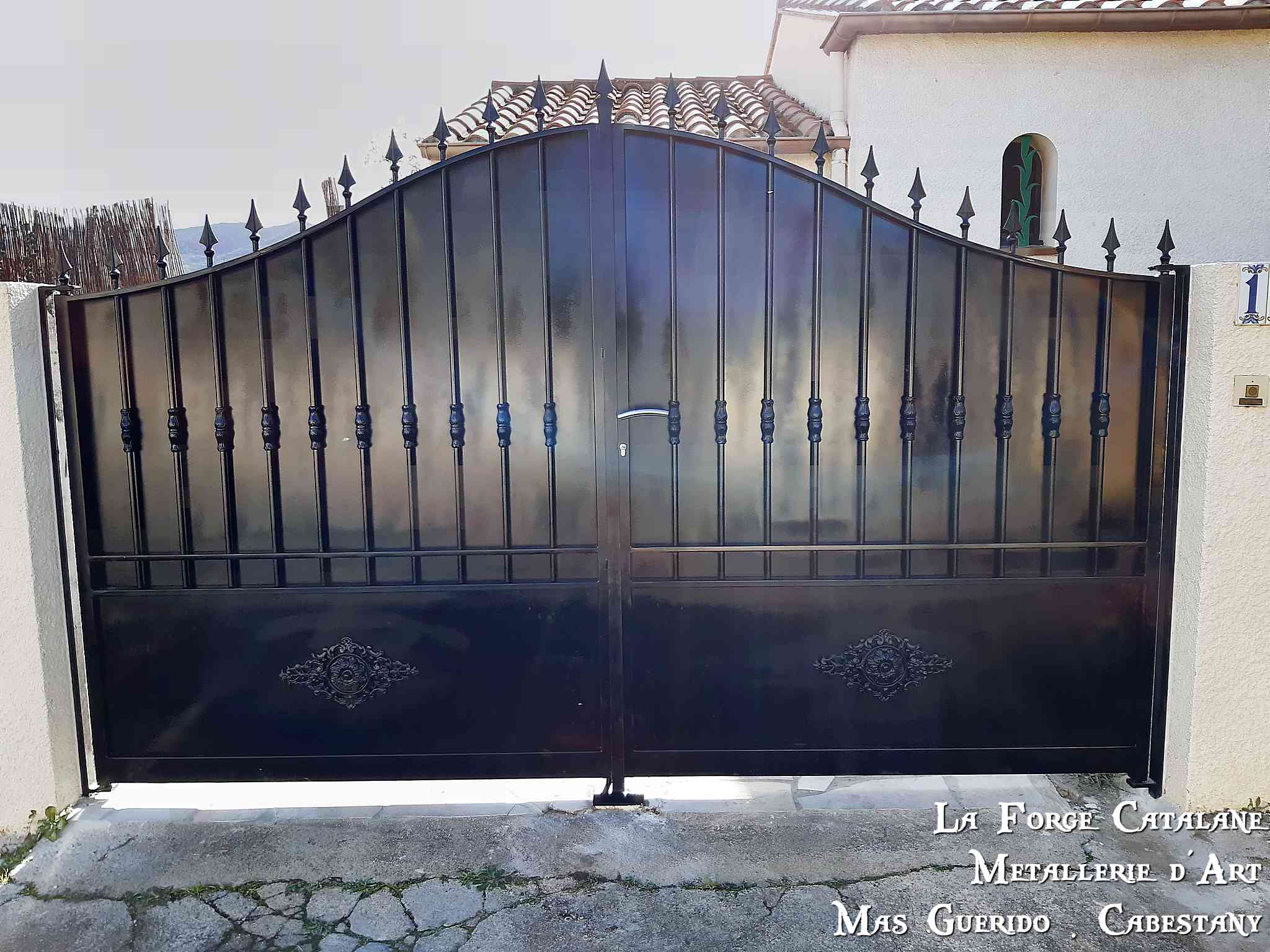 portail double vantaux forme chapeau de gendarme tole barreaudage droit se terminant en pointe de fleches forge catalane.jpg